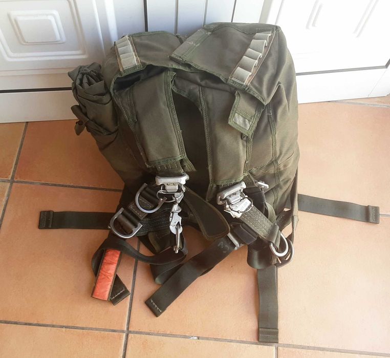 Paraquedas  Arnés Militar UK 1996 Como Novo - 125€