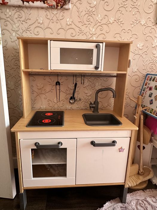 Кухня дитяча Ikea, з посудом