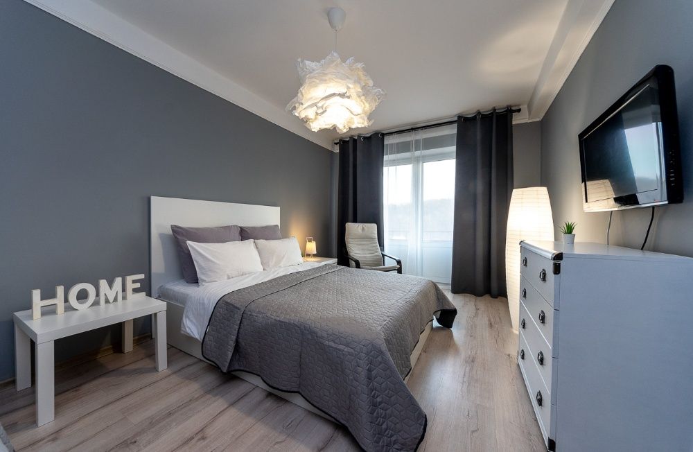 Метро "Вокзальная" пешком 15 мин. Соломенская площадь ул.Кавказская13,