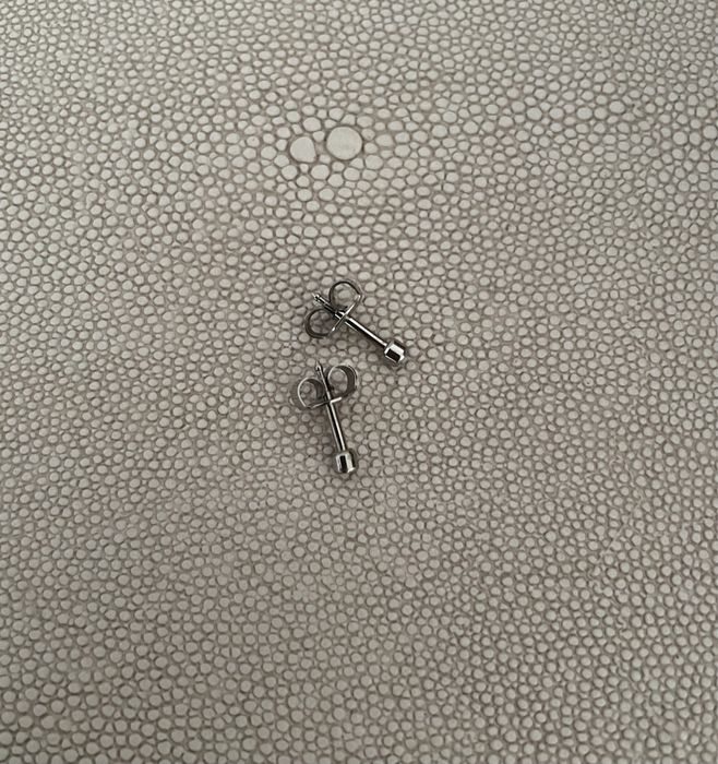 Brincos piercing prata e zirconia azul