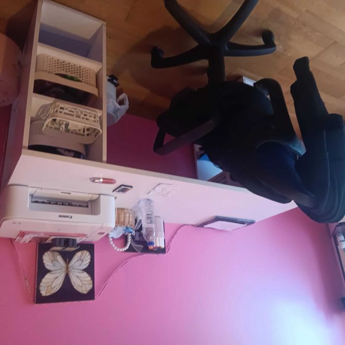 Secretaria com cadeira