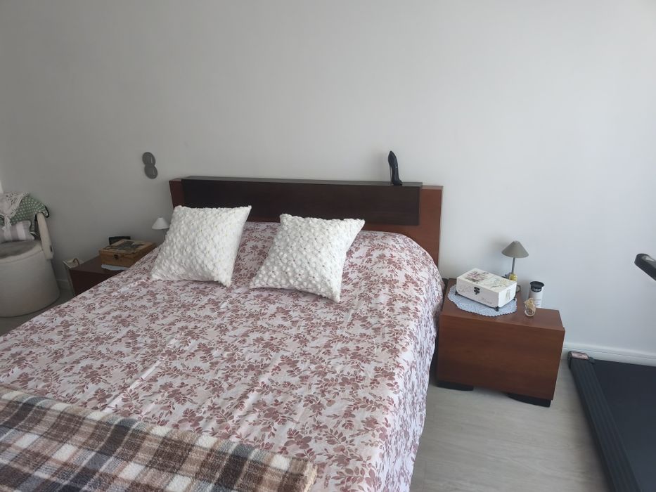 Cama de casal em cerejeira