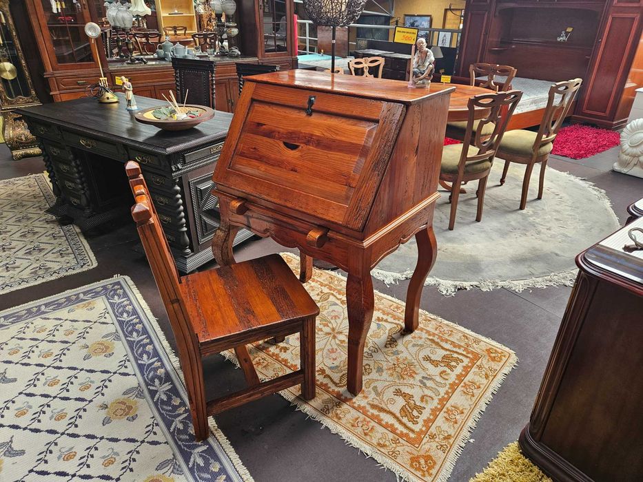 Conjunto de escrivaninha em madeira maciça e cadeira - Muito bom estado geral