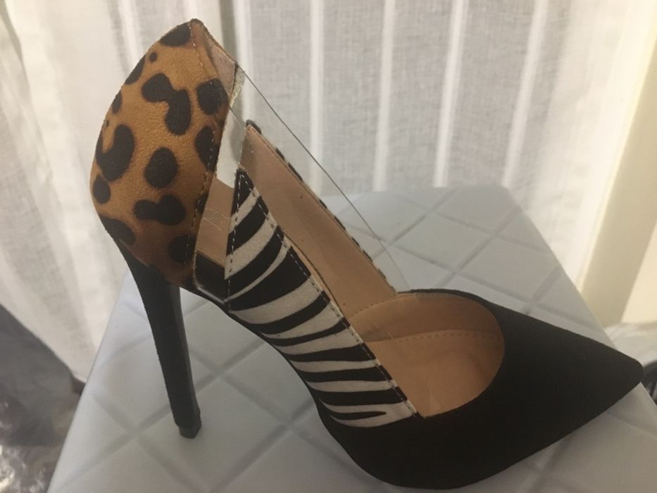 Sapatos novos salto alto muito a moda