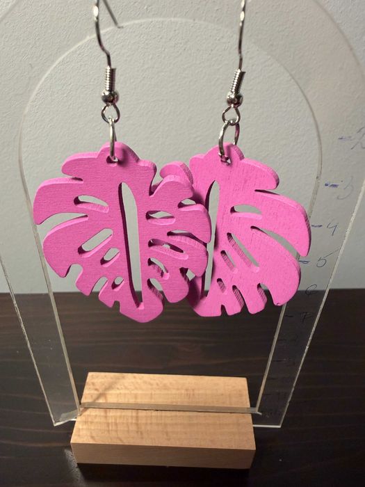 drewniane kolczyki wzór liścia- różowy