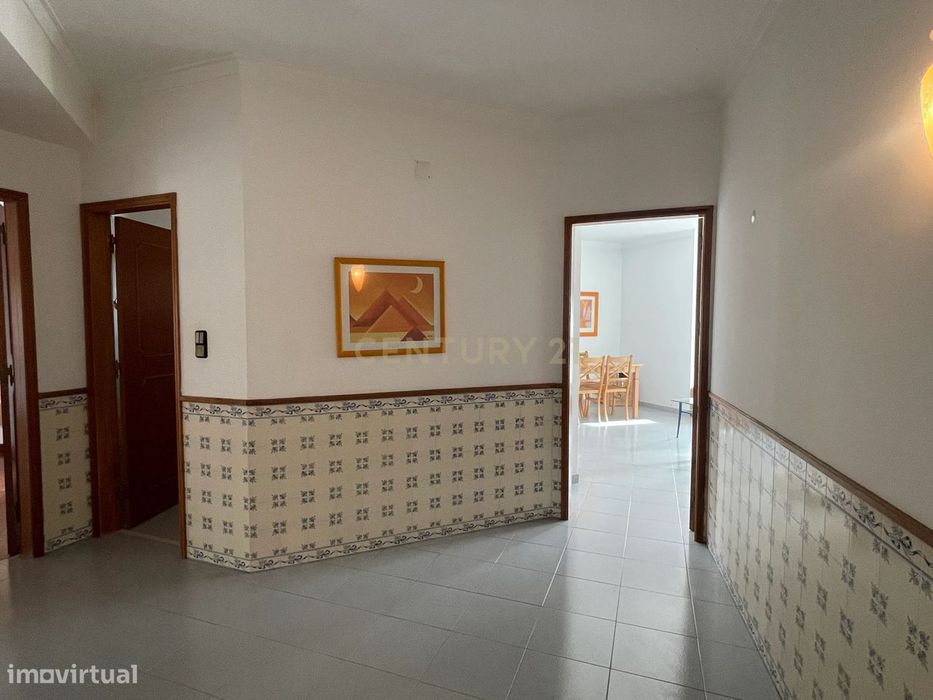 Apartamento em Marisol, para arrendamento, com áreas generosas e excel