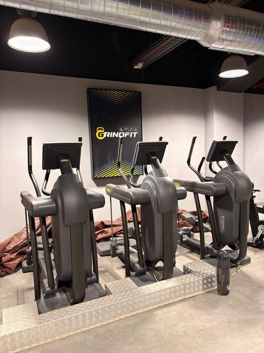 Máquina Elítica Profissional Technogym (Ano 2018)