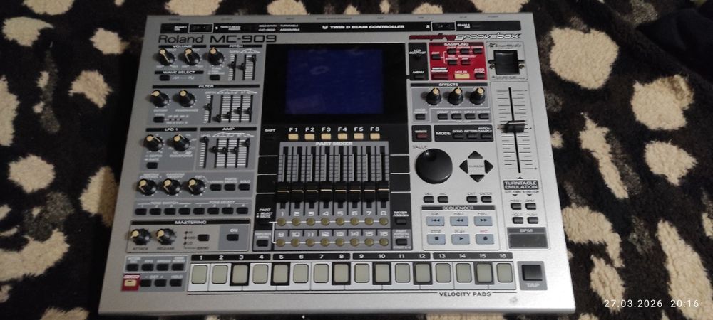 Roland mc-909 groovebox грувбокс 90-х