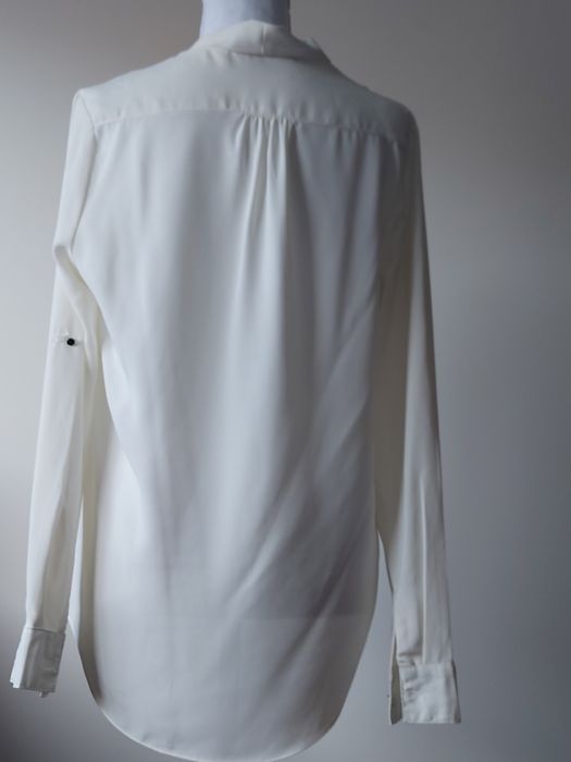 Camisa Creme Pérola de manga comprida.