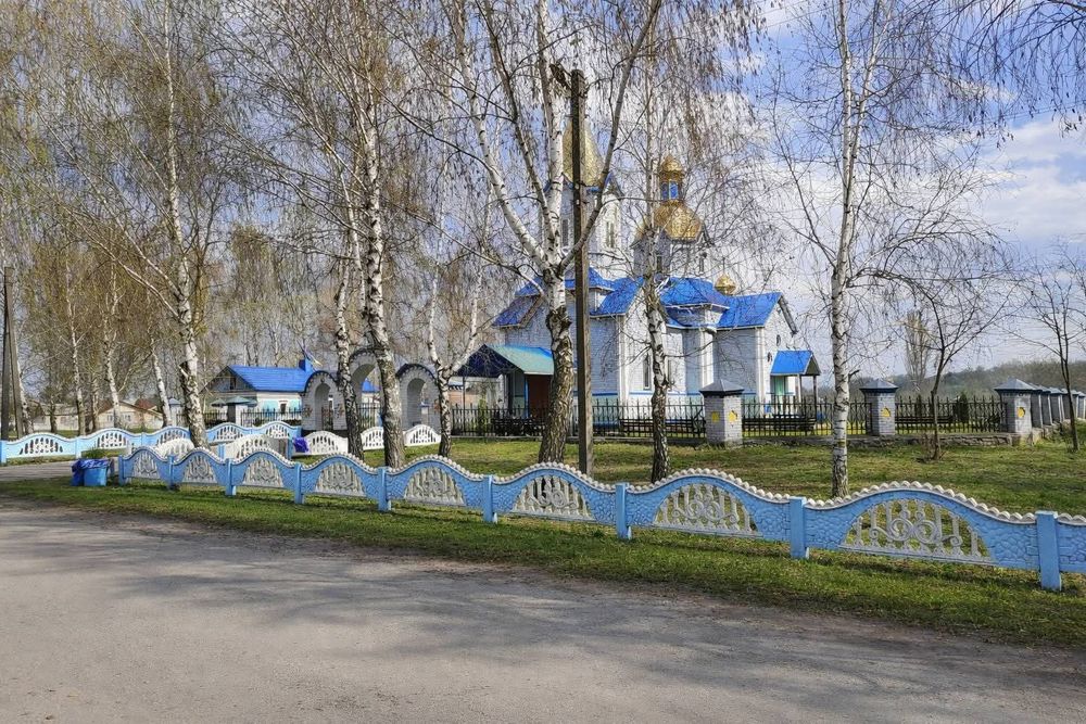 • Продам дві земельні ділянки  (газ, електрика)