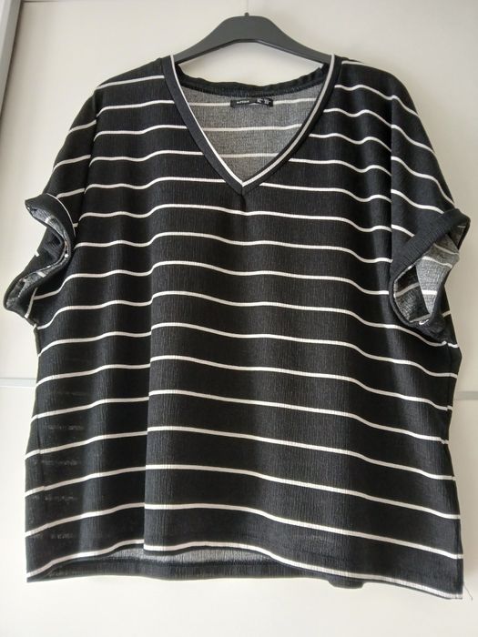 Blusa em tecido canelado preto com riscas brancas