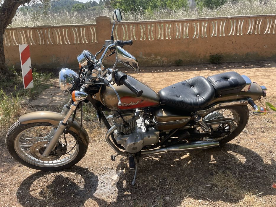 Honda Rebel 125 de 2002 com 17.918 km reais.