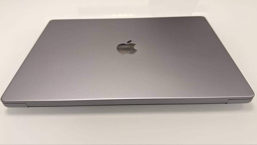 MacBook Pro M1 Max, 32GB de RAM e 32 núcleos de GPU.