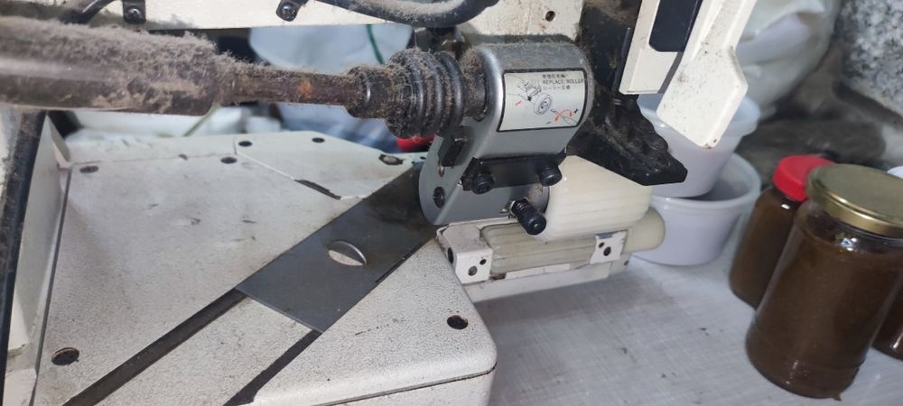 Maquina costª. ind.  recobr.e bainhas./ bancada c/ Nova BROTHER-Mod  F