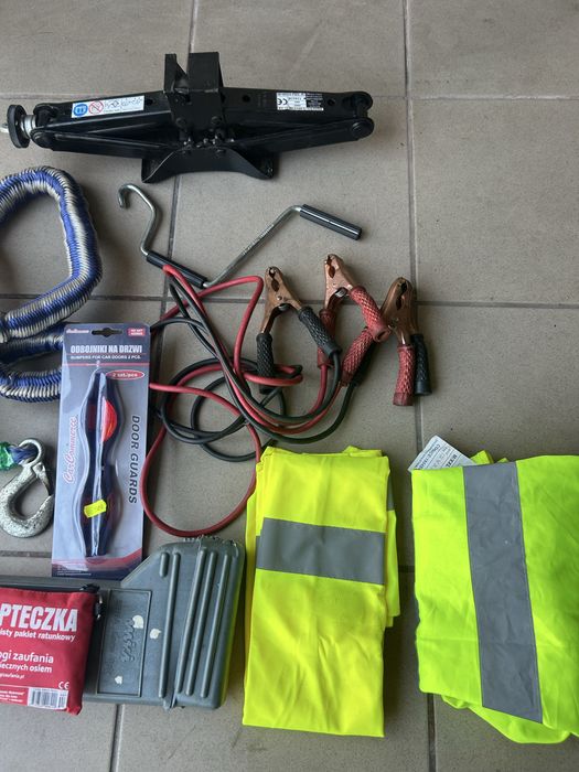 Trójkąt Lewarek apteczka kable rozruchowe