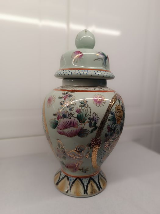 Pote com Tampa em Porcelana Pintada – Estilo Oriental – 29 cm