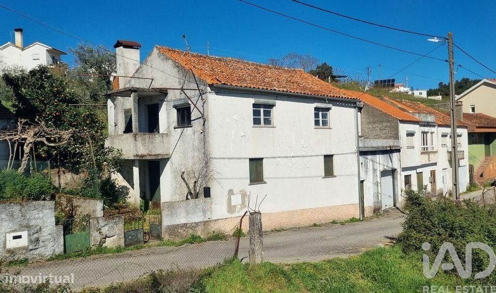 Moradia geminada em Vale de Azares