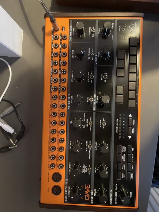 Behringer Crave Sentyzator