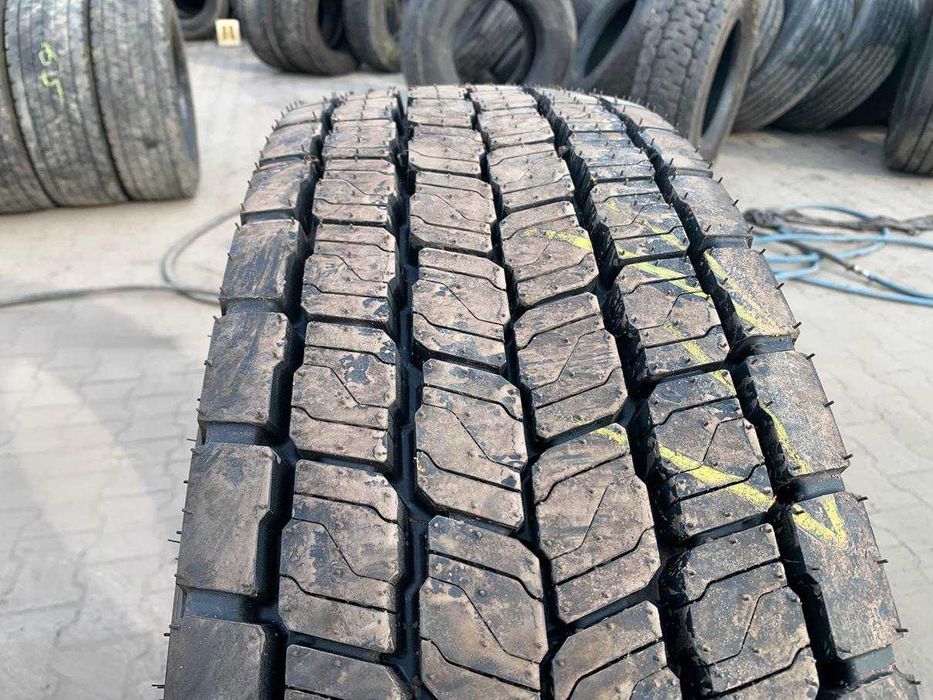 Opona używana 295/80R22.5 GOODYEAR ULTRA GRIP COACH D / 100% BIEŻNIKA