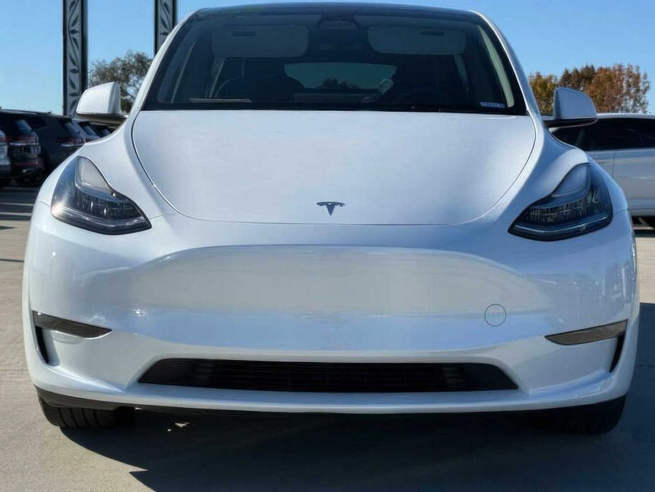 Tesla Model Y Long Range      2023