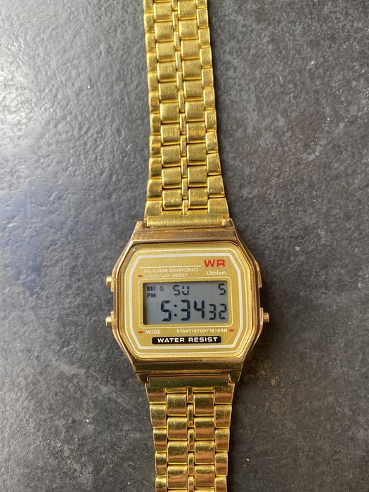 Relogio digital dourado