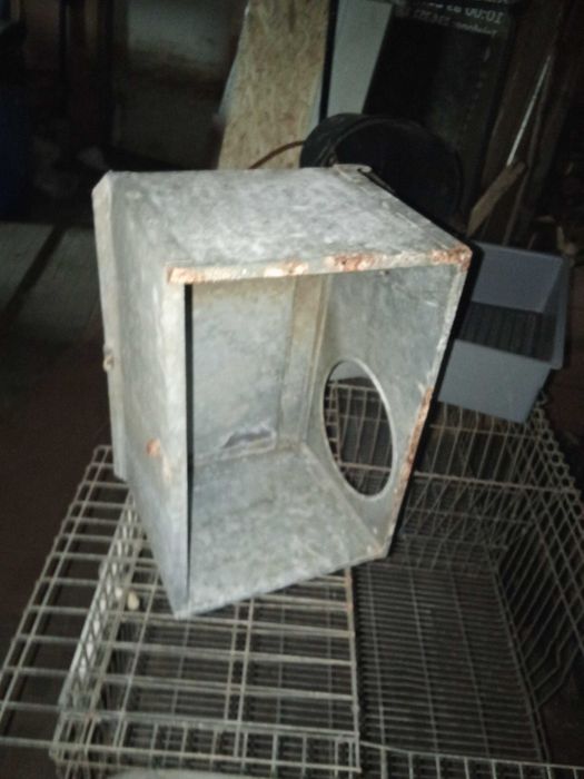 Dois ninhos ou parideiras para coelhas