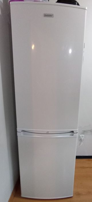 Lodówko-zamrażarka, wysokość 185 cm., szerokość 60 cm.