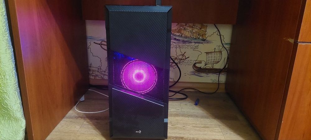 игровой компьютер вместе с монитором