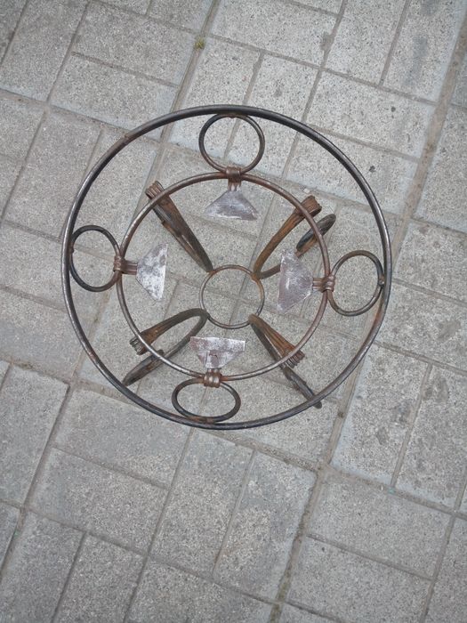 Кована підставка для вазонів