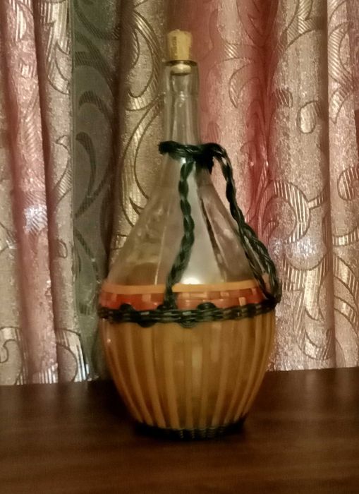 Бутыль в оплетке. Бутыль для вина. Сулия. Бутылка для вина.