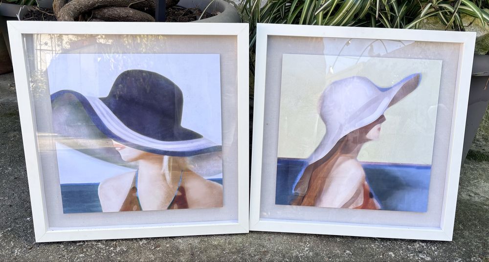 Par de lindos quadros com retratos femininos  com chapéus estampados