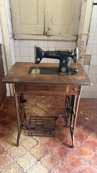Maquina costura Oliva Antiga
