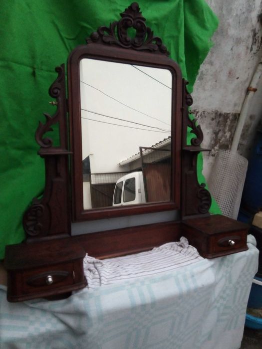 Toucador antigo em bom estado de conservação