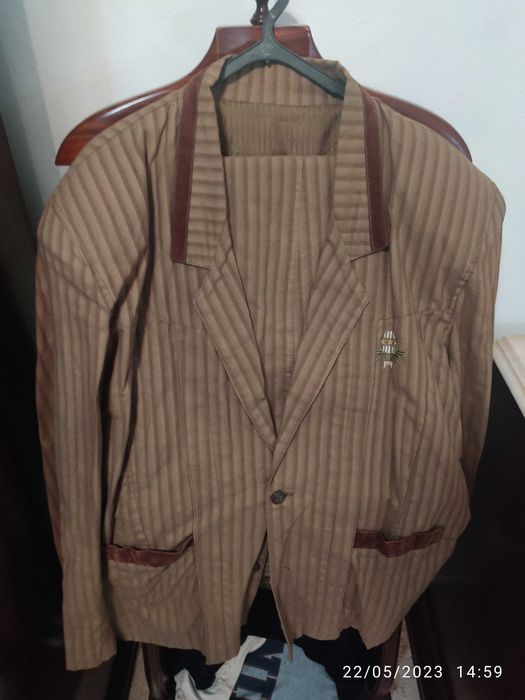 Fato de homem castanho