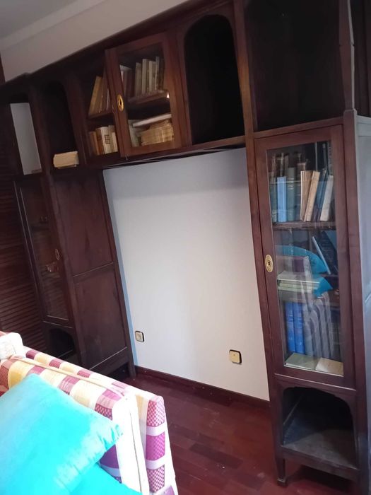 Móveis antigos de pequenas dimensões, muito bem conservados.