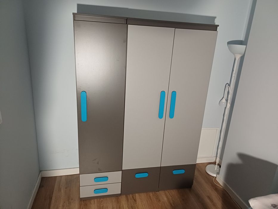 Szafa z drążkiem i półkami