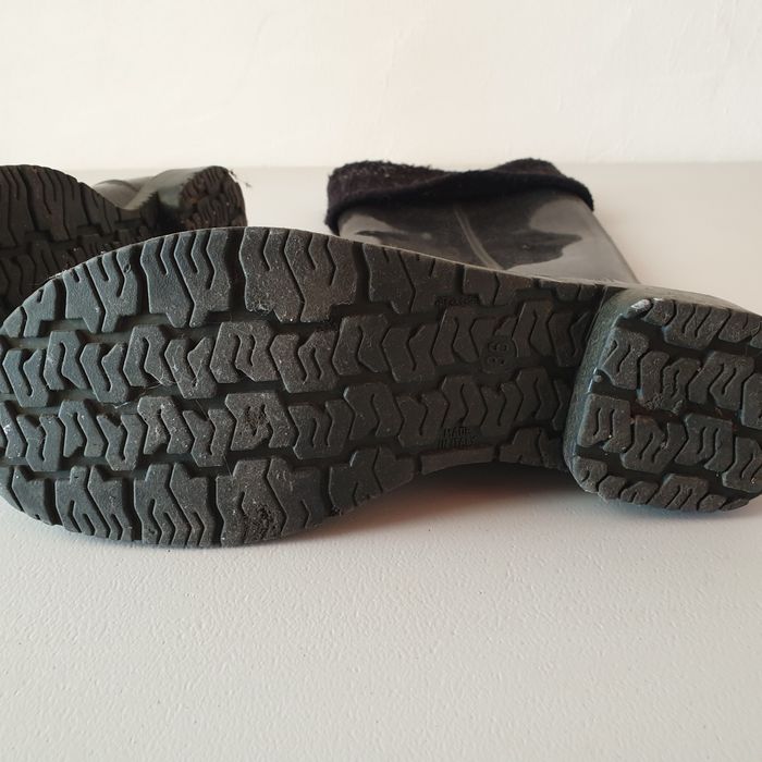 Galochas pretas brilhantes