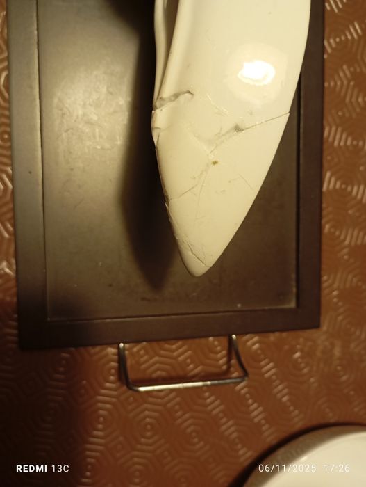 Tabuleiro em madeira com peças em cerâmica