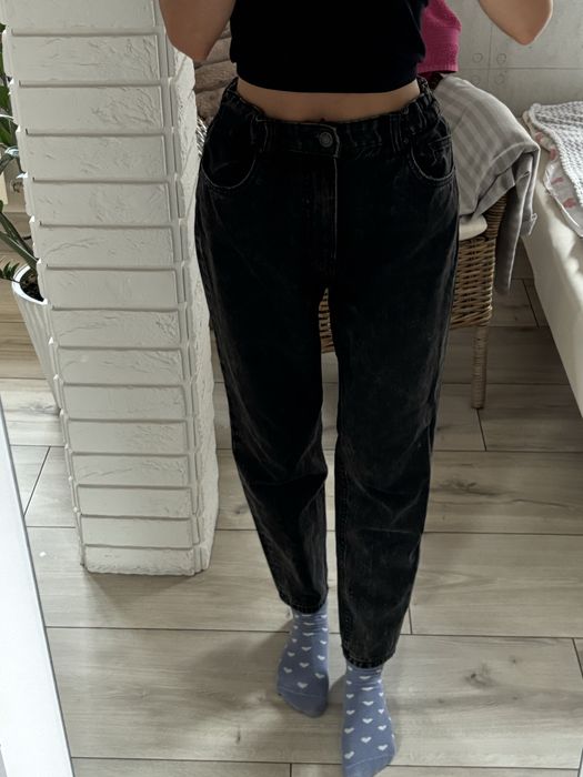 czarne spodnie mom jeans