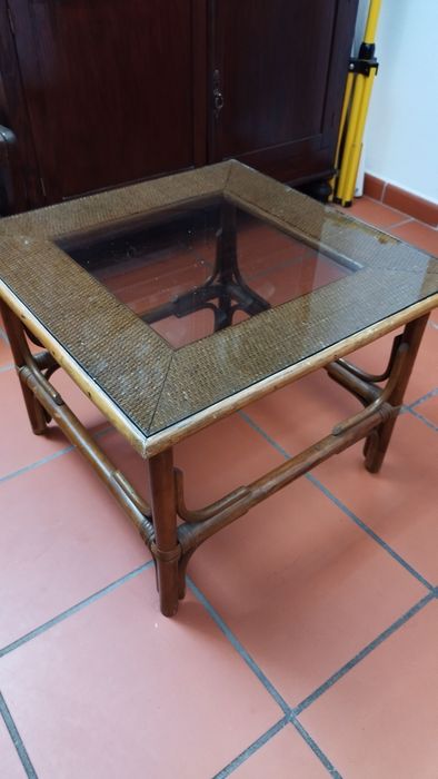 Mesa de verga com tampo em vidro