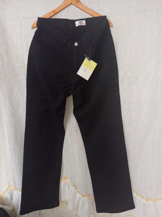 Джинси жіночі чорного кольору з вишивкою.