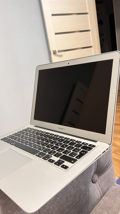 Макбук MacBook Air 2015 в гарному стані