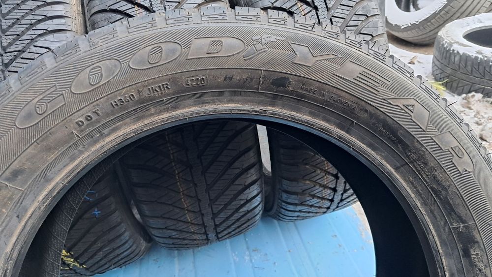 225/50R17 94V Goodyear vector4 seasons
