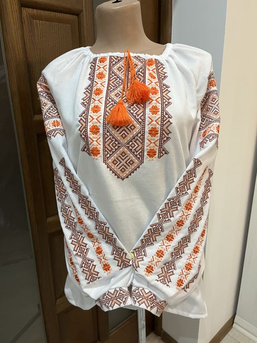 Великий розпродаж платтів і вишиванок