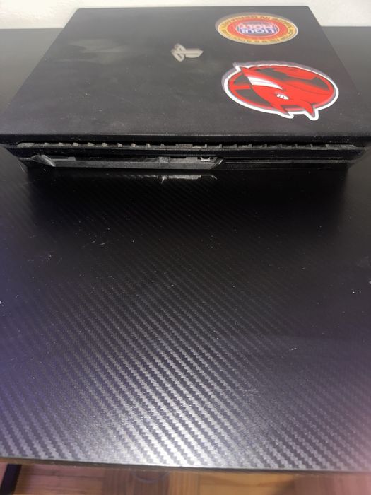 PS4 Pro + Comando Branco + 6 Jogos