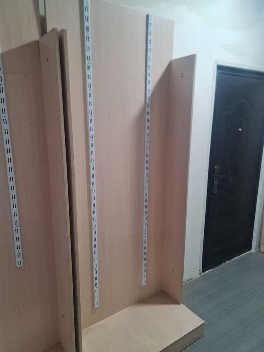Стелажі з ДСП б/в у чудовому стані — універсальні, полиці чи для одягу