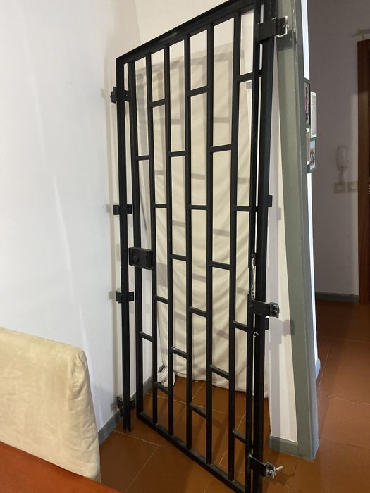 Porta de grade com o aro efechadura