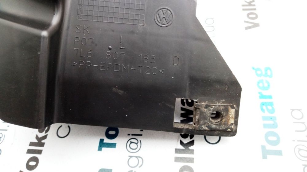 Направляющая переднего бампера Volkswagen Touareg кронштейн крепление