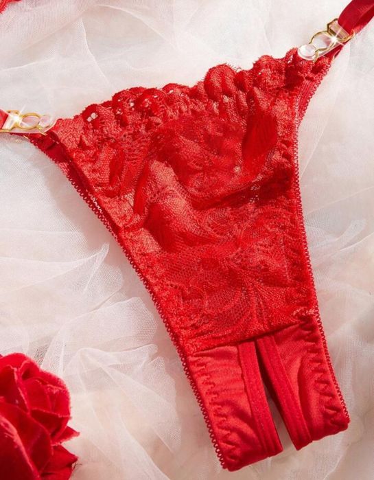Seksowny koronkowy komplet bielizny damskiej z otwartym krokiem