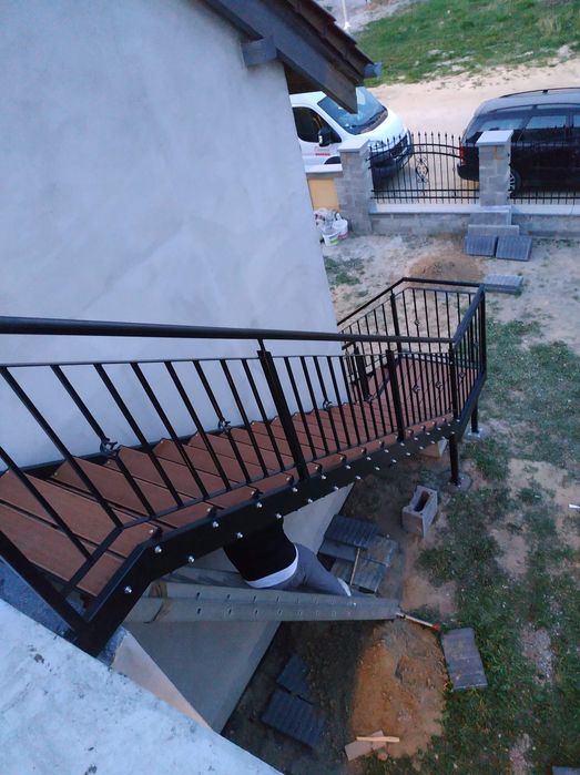 Schody zewnetrzne deska kompozytowa